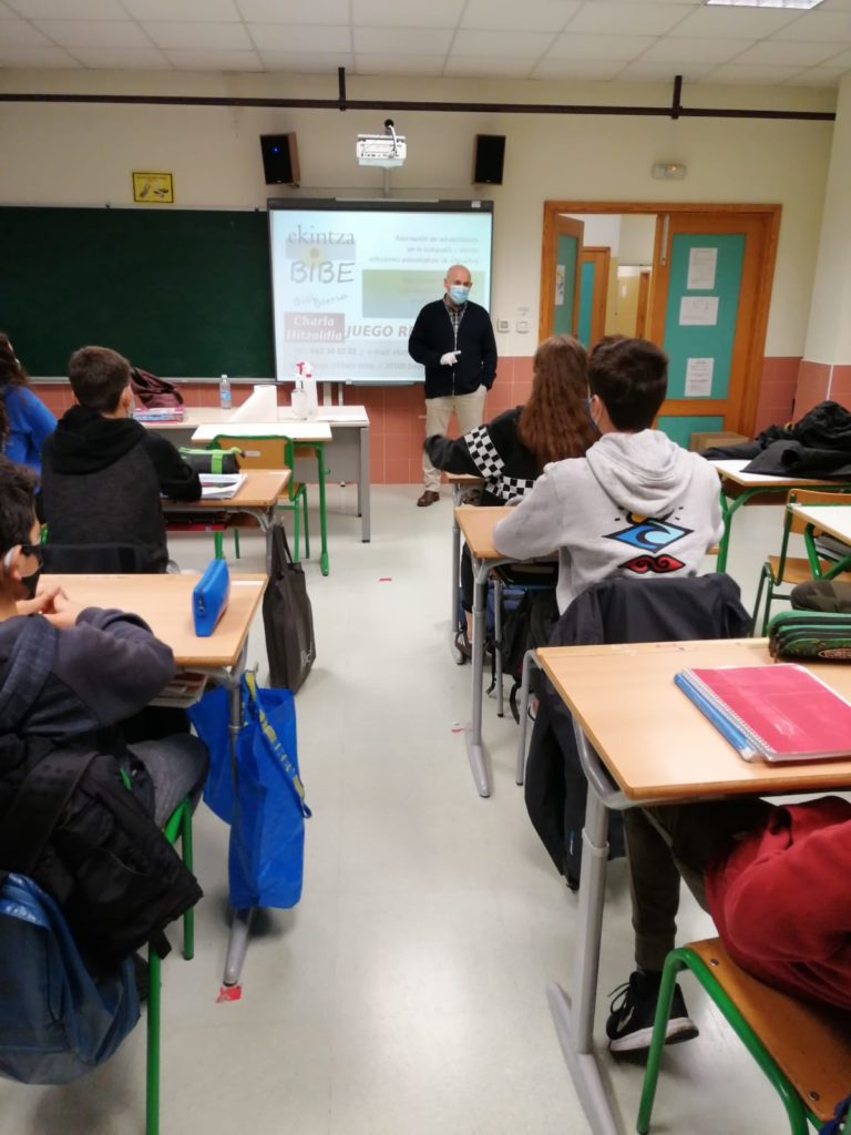 El ponente explicando en el aula