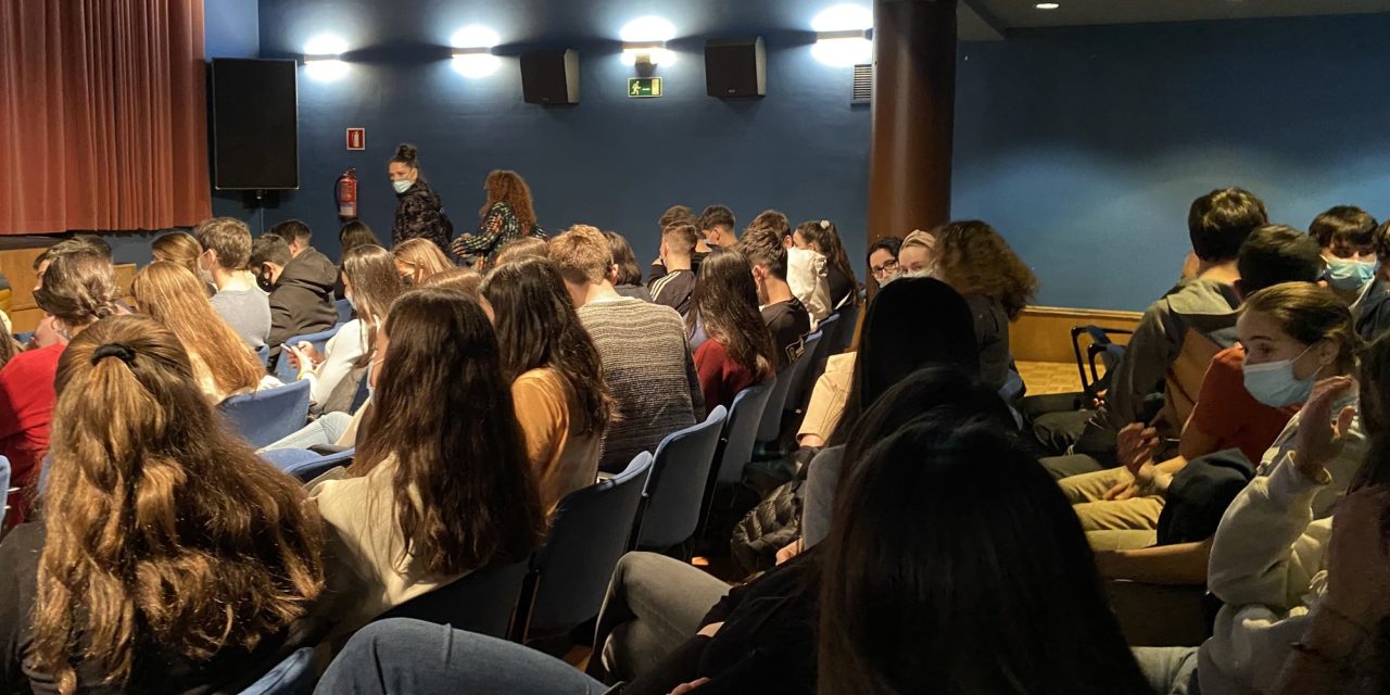 Los alumnos de Antigua-Luberriko en la representación teatral «De ratones y hombres»