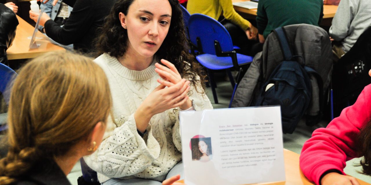 Emakume  Zientzialariekin  solasean