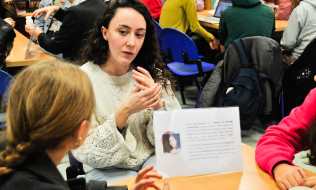 Emakume  Zientzialariekin  solasean